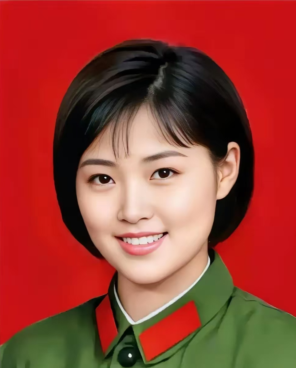 她身着绿军装,红领章鲜艳夺目