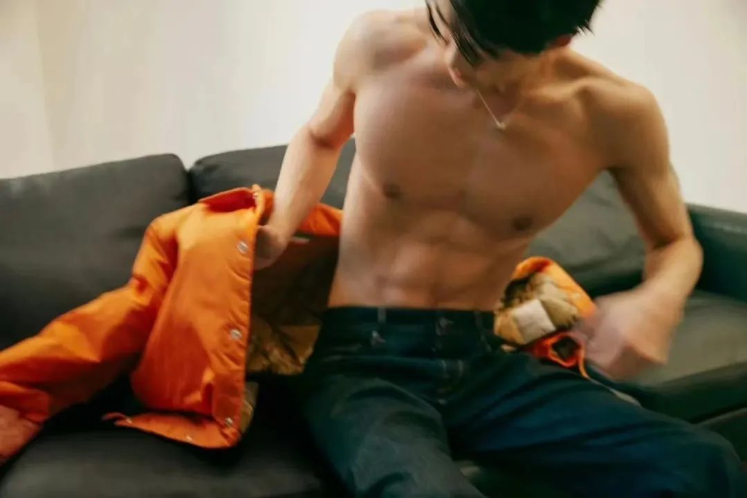 看到吴世勋,这家伙八块腹肌这么猛