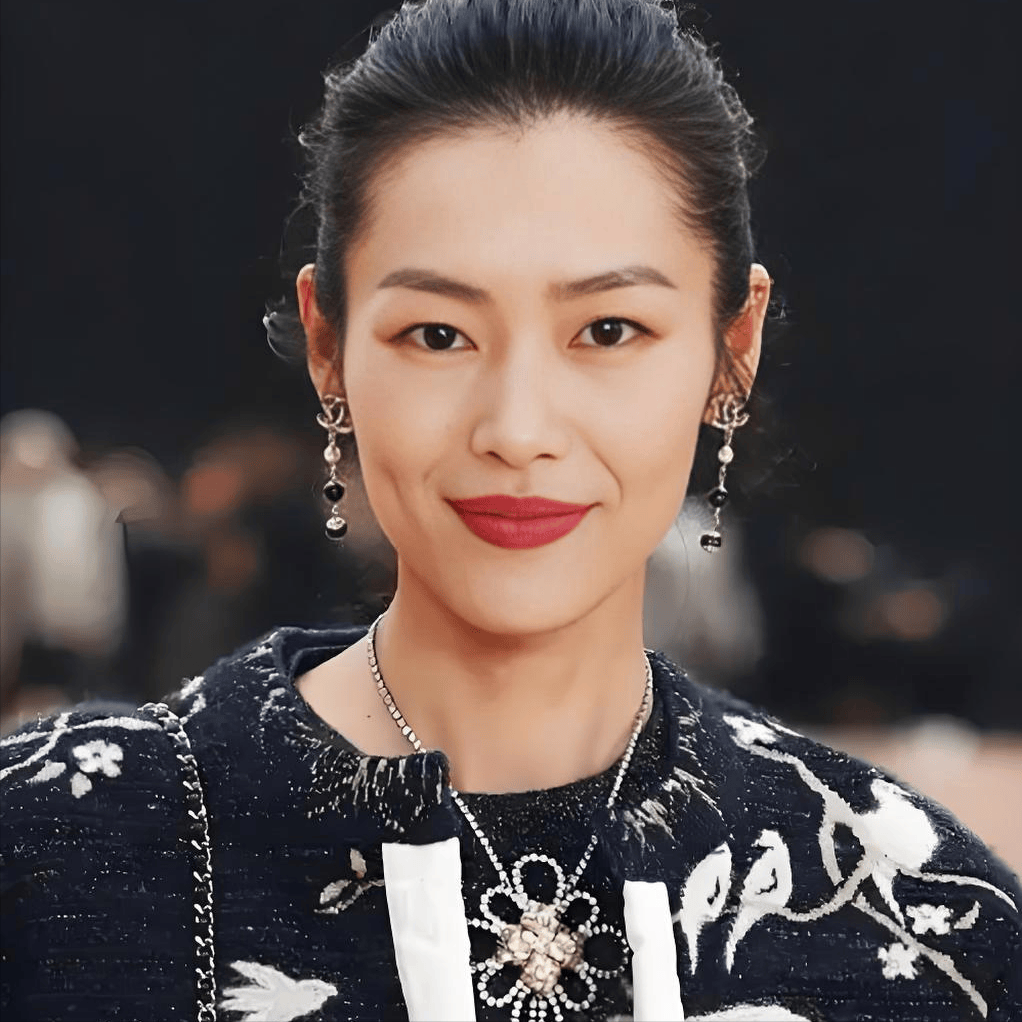 刘雯巴黎时装周惊艳瞬间:不慎"掉鞋",淡定垫脚走完秀,气场全开震撼