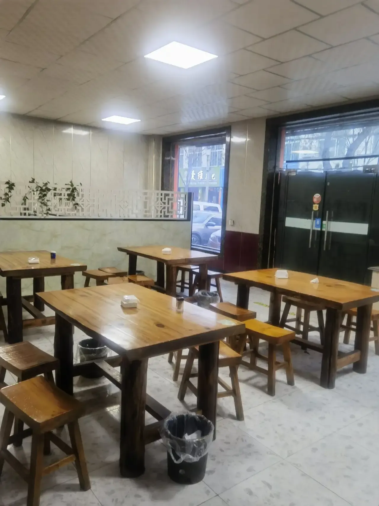 那个时候,老公的餐馆还没有倒闭,由于餐馆在一个小胡同里,人流量少