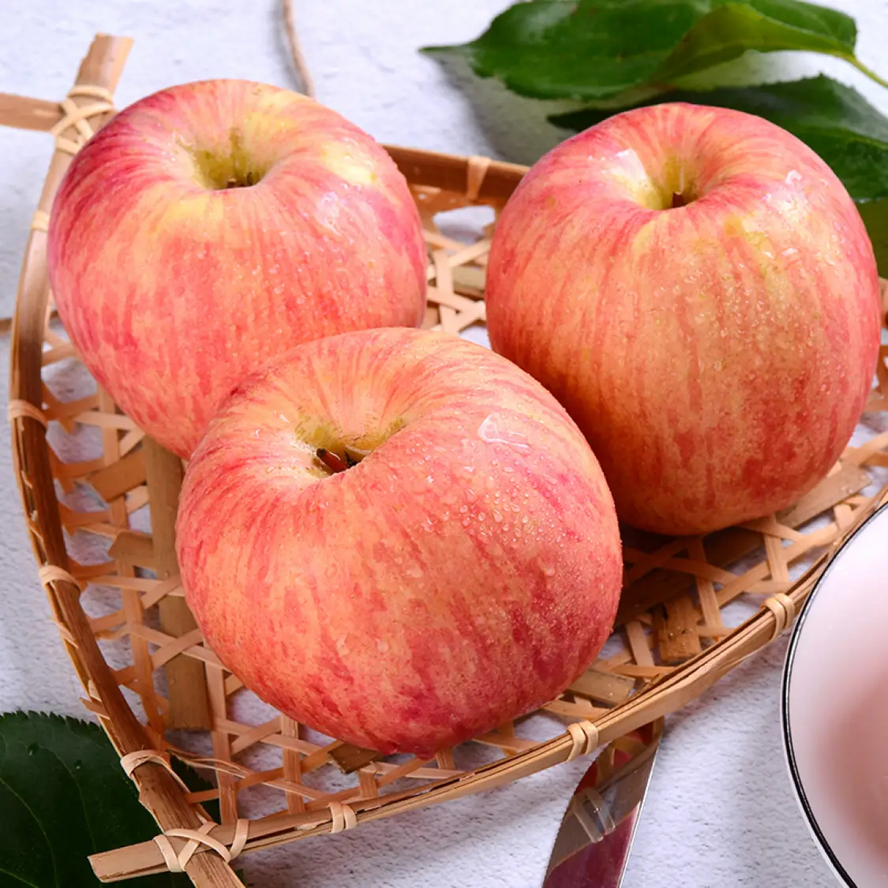 苹果是一种常见的水果,苹果属于蔷薇科苹果属,是落叶乔木