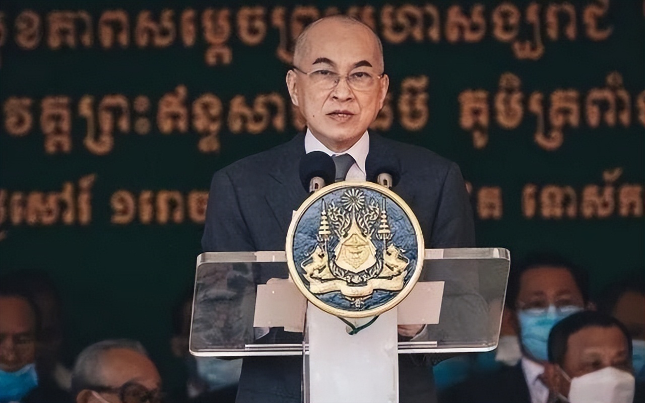 莫尼列王后给西哈努克国王生了两个儿子,一个像天使,一个像魔鬼