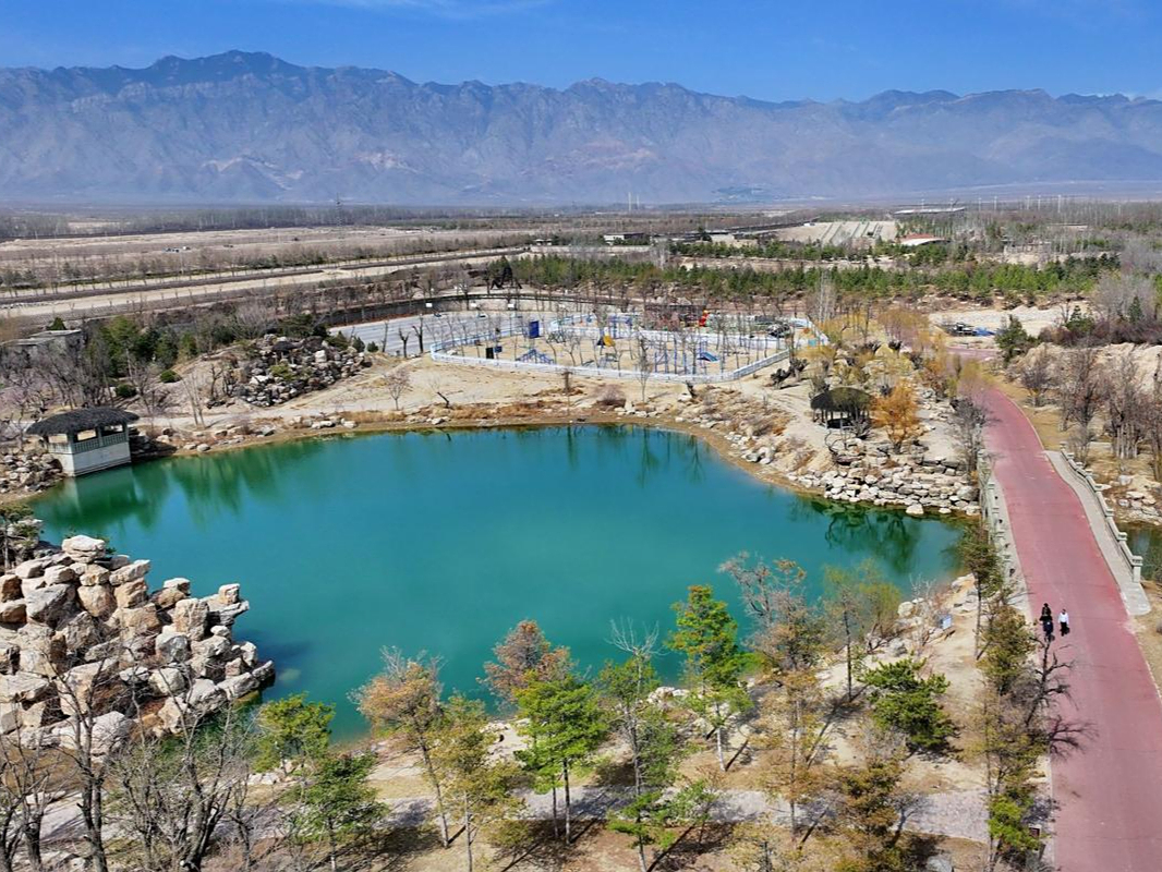 贺兰山运动公园:占地面积约80万平方米,由废弃砂石矿区改造而成