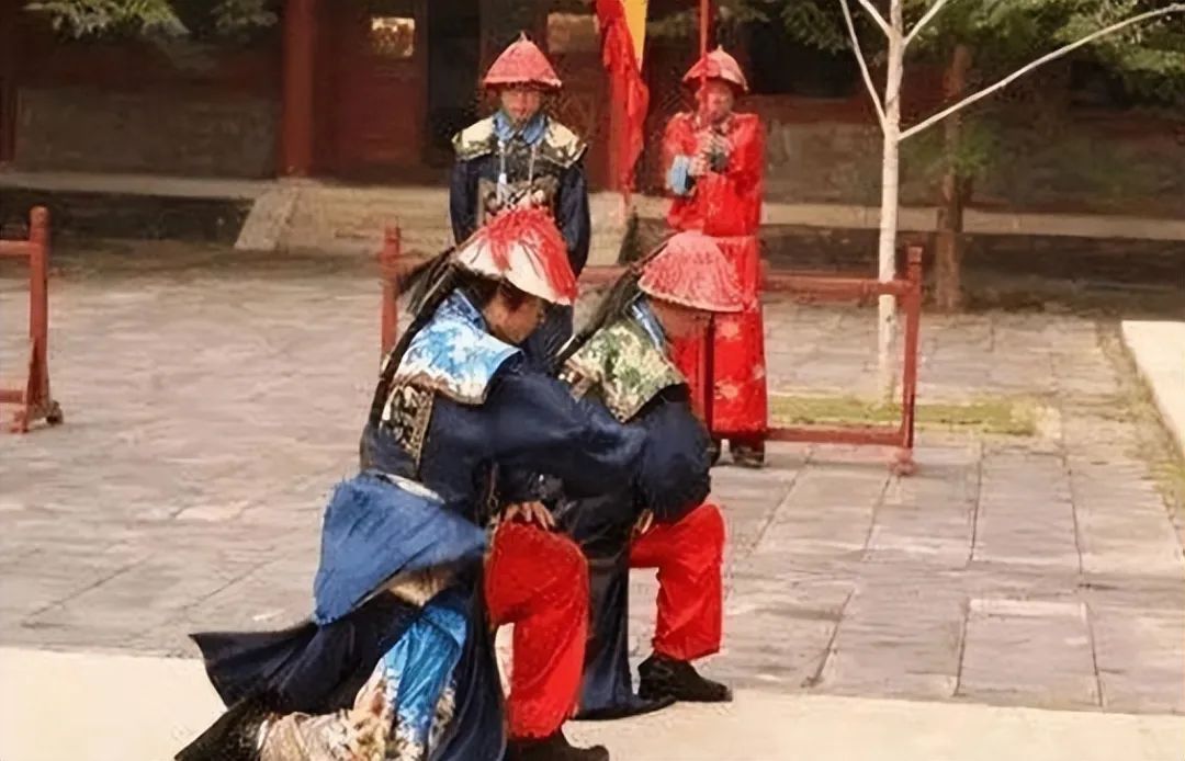 清朝大臣们参见皇帝时,为什么要先拍两下袖子?是表示不满吗?