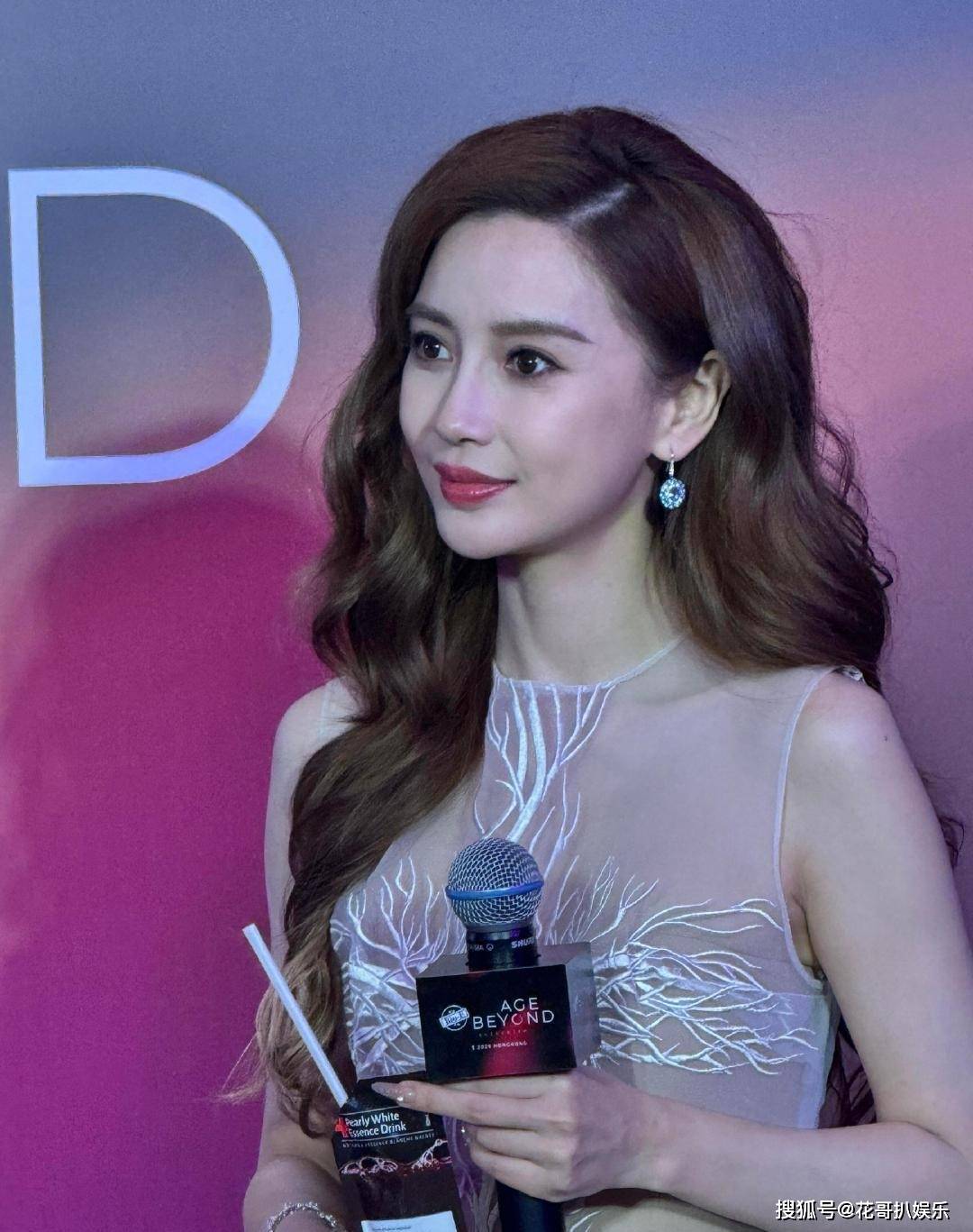 杨颖高定品牌首穿参加线下活动拿下全球代言人被质疑已经解封