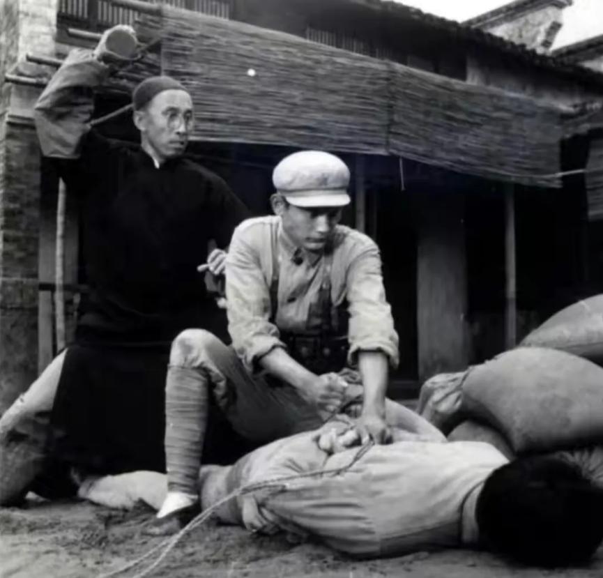 周国宾:《难忘的战斗》中被秤砣砸的警卫员,时隔49年变油腻大叔