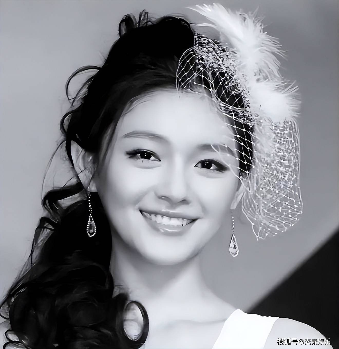 大s骨灰已安葬于金宝山玫瑰园,邻近高以翔骨灰