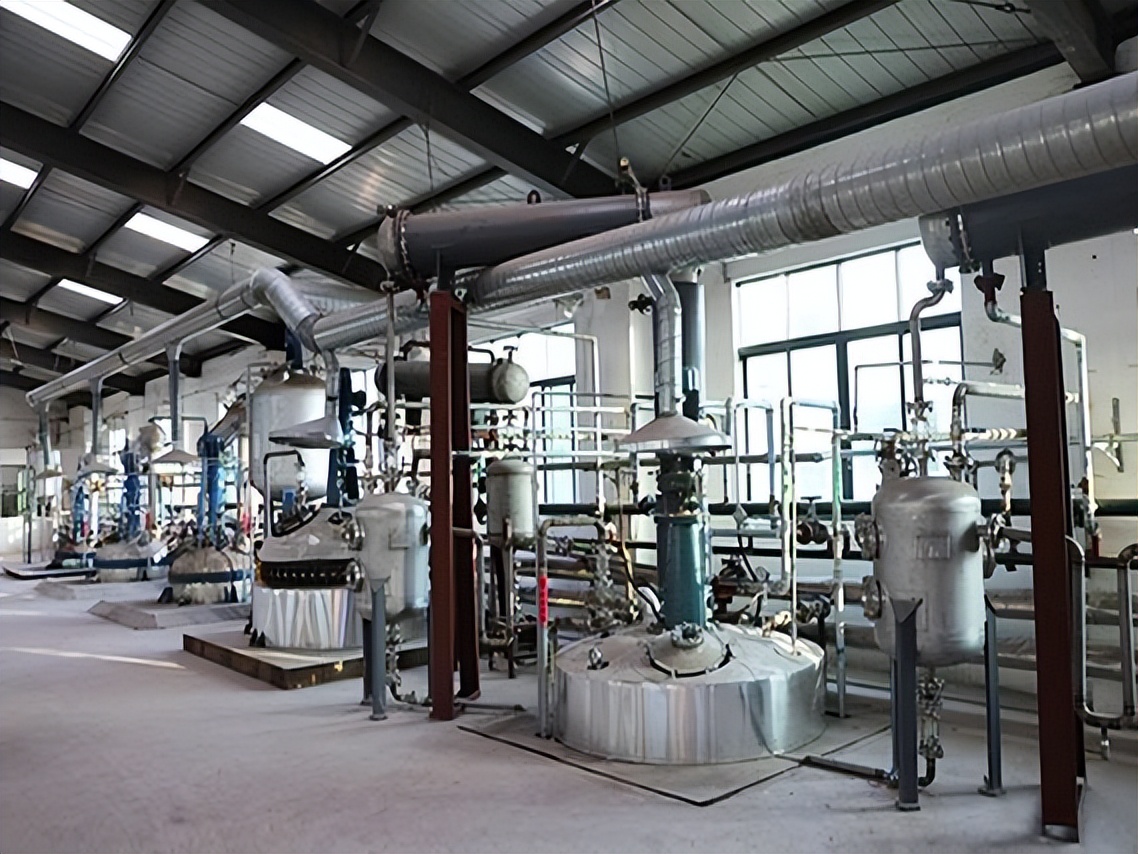 小亮才7岁,家里是个典型的快乐家庭,父母都忙着工