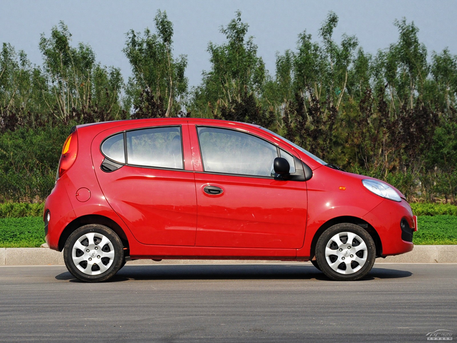 如今,在新能源汽车浪潮推动下,奇瑞宣布其经典车型qq将以纯电身份重新