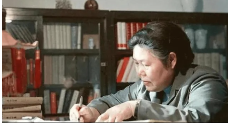 《青春之歌》作者杨沫的异化:做人妻她不忠,为人母她不慈