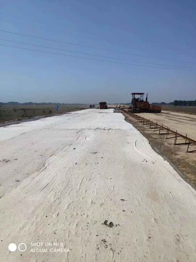 利用土工布优异的抗拉性能,可以提高和加固支撑路堤