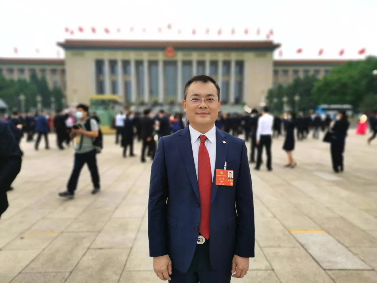 儿子曹代腾福建耀华村工业村开发公司总经理,万盛浮华