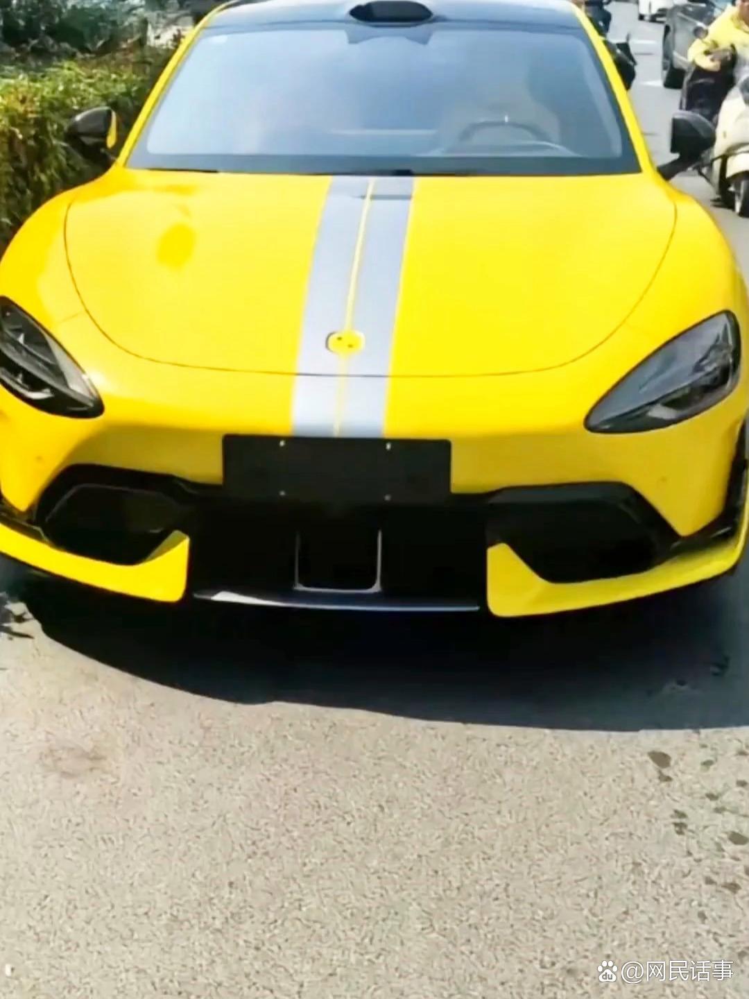 有网友在街头偶遇一辆黄色小米su7ultra,令人意外的是,这辆车的车标