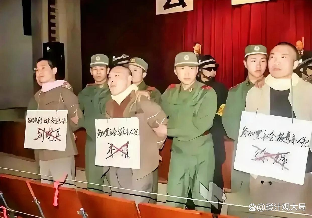 因为后面各站一个戴墨镜穿黑衣服的执行人