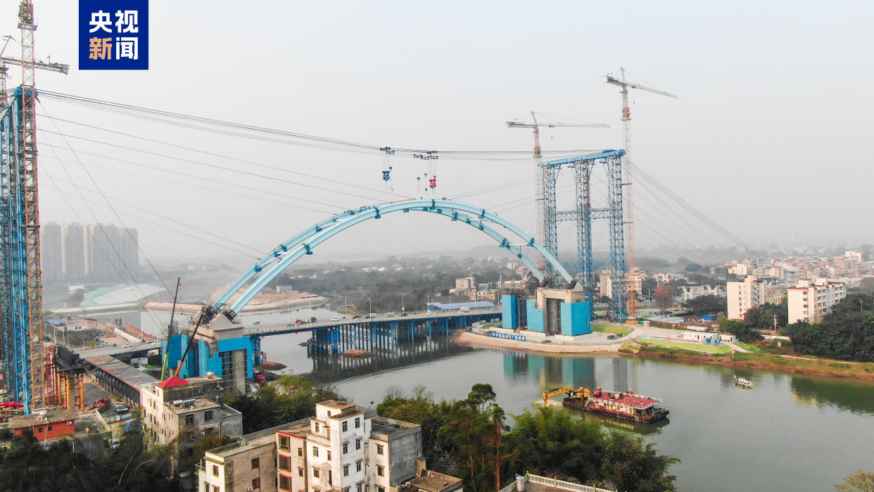 2025年3月20日,平陆运河钦州城区段金海湾大桥左幅拱肋完成合