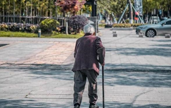 虚弱的老年人,脸上都有5个共同点,你占的越多说明身体越不行