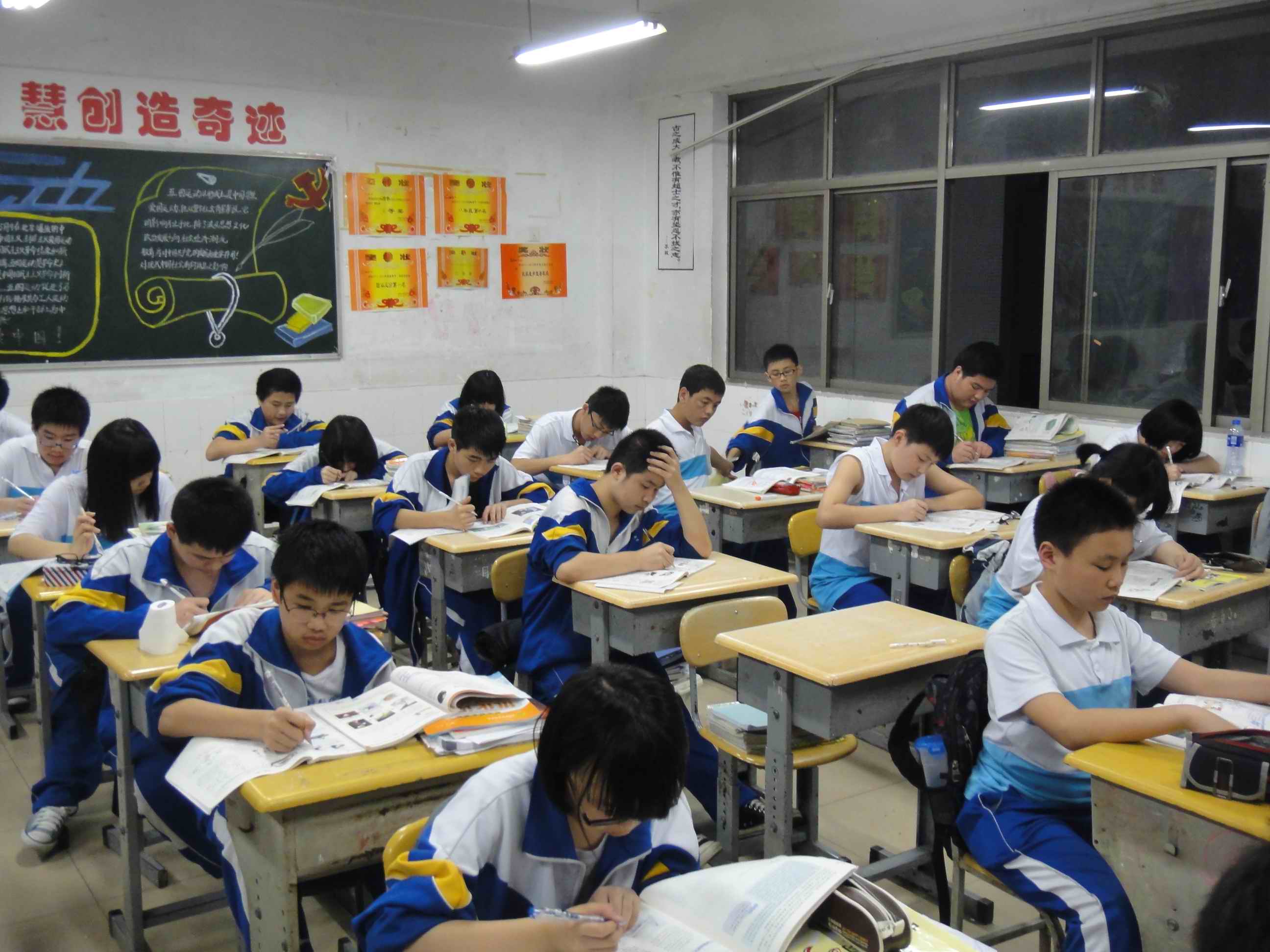 长沙初中取消晚自习?教育局:自愿原则,寄宿生不晚于九点半结束