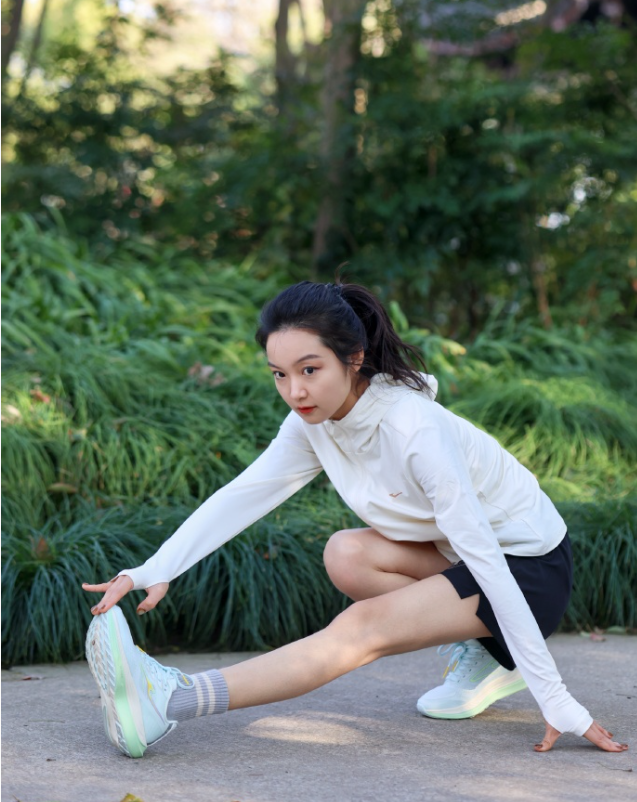 高马尾扎得超利落,运动bra肩带若隐若现,这小心机谁懂啊,单腿拉伸的