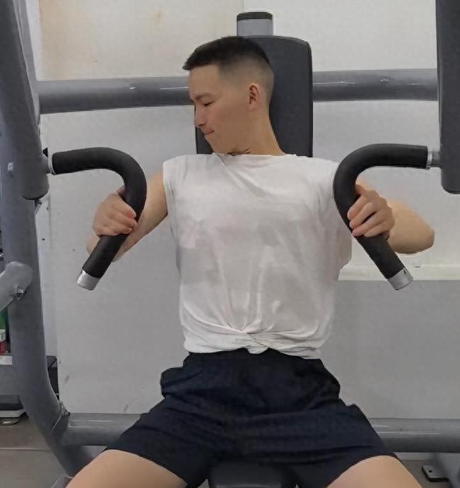 谢浩男回校仅四天就连晒健身视频"招蜂引蝶",评论区超亮眼