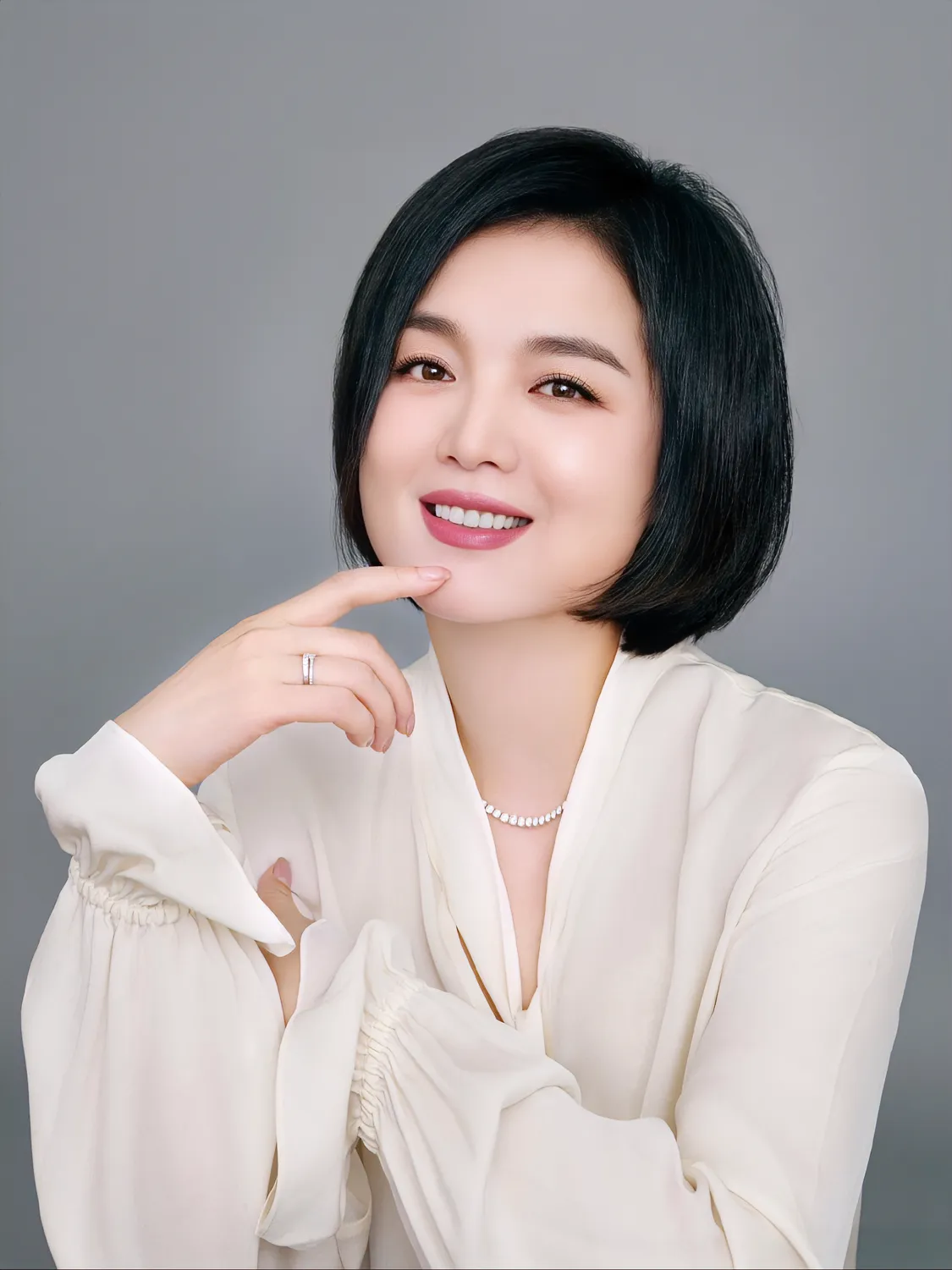 白雪的家庭成员主要包括以下成员: 一,父母 父亲曾在部队从事文艺工作