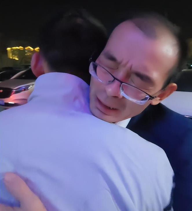 谢浩男回校仅四天就连晒健身视频"招蜂引蝶",评论区超亮眼