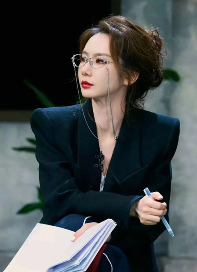 戚薇强势回归《大侦探》戴上眼镜以ol职场女精英造型亮相