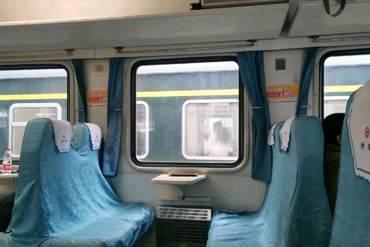 硬座车厢里的 "钢铁孝心",儿子给腰突父亲买40小时硬座票