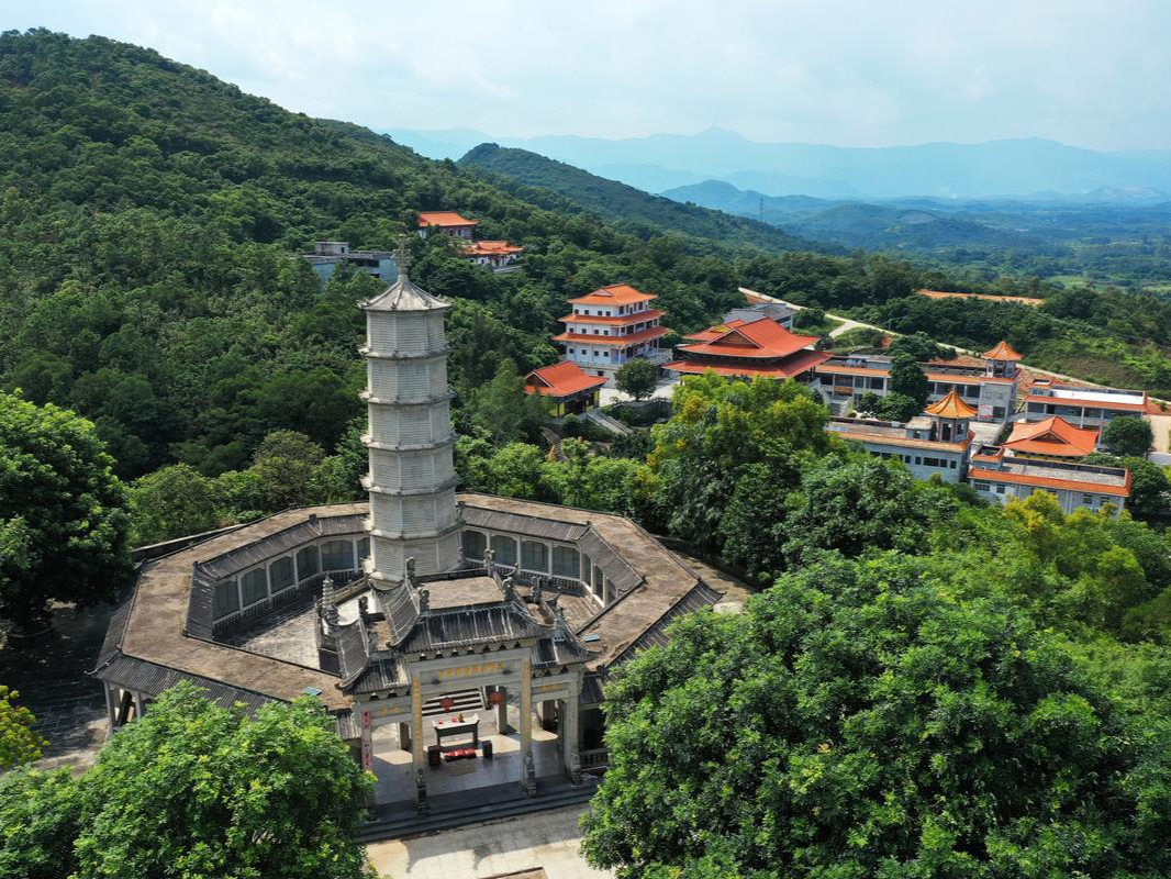 泉州清源山:这里藏有着大量的文物古迹包括:宋元时期的大型石雕9座