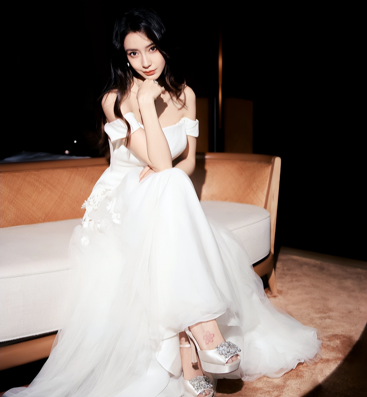 杨颖红毯一袭高定长裙,惊艳蜕变,网友直呼"大女主"上线!