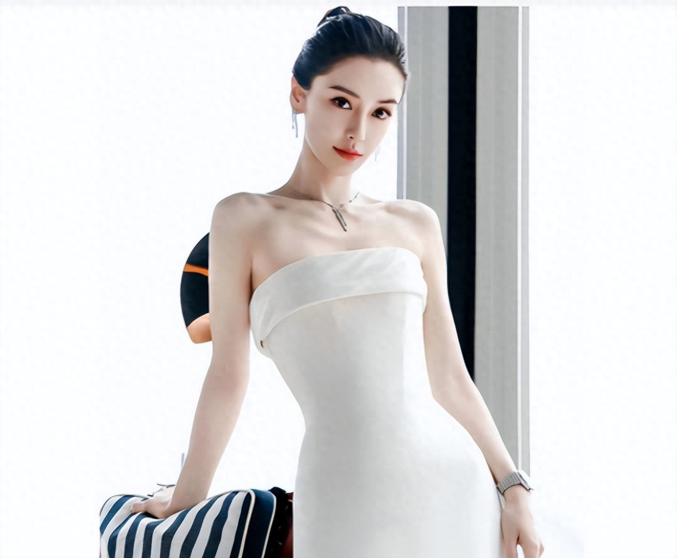 杨颖红毯一袭高定长裙,惊艳蜕变,网友直呼"大女主"上线!