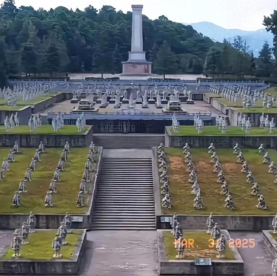 求子夫妇跪在松山陵园,向80年前小战士隔空喊话:跟我们回家吧!