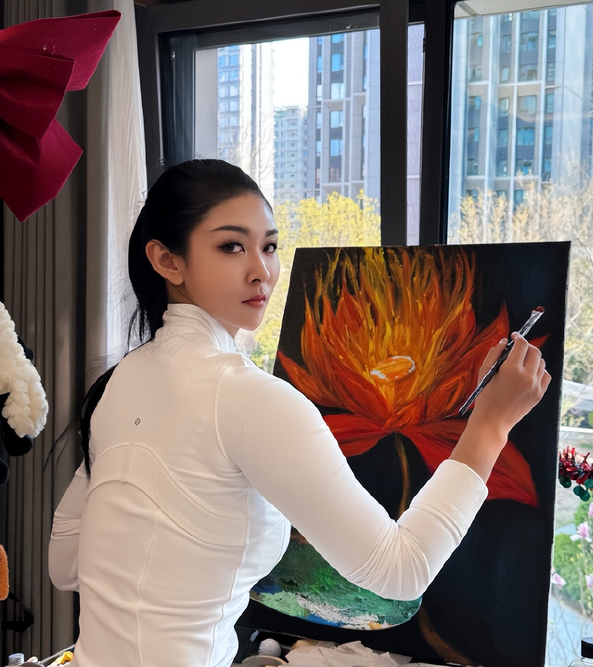 穿白裙的艺术家正把冬日暖阳揉进画布!