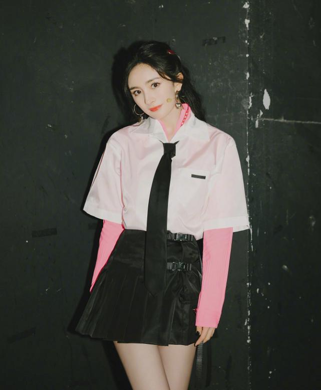 家人们,今天冲浪的时候,偶然刷到了杨幂的 jk 照片,瞬间被惊艳到,必须