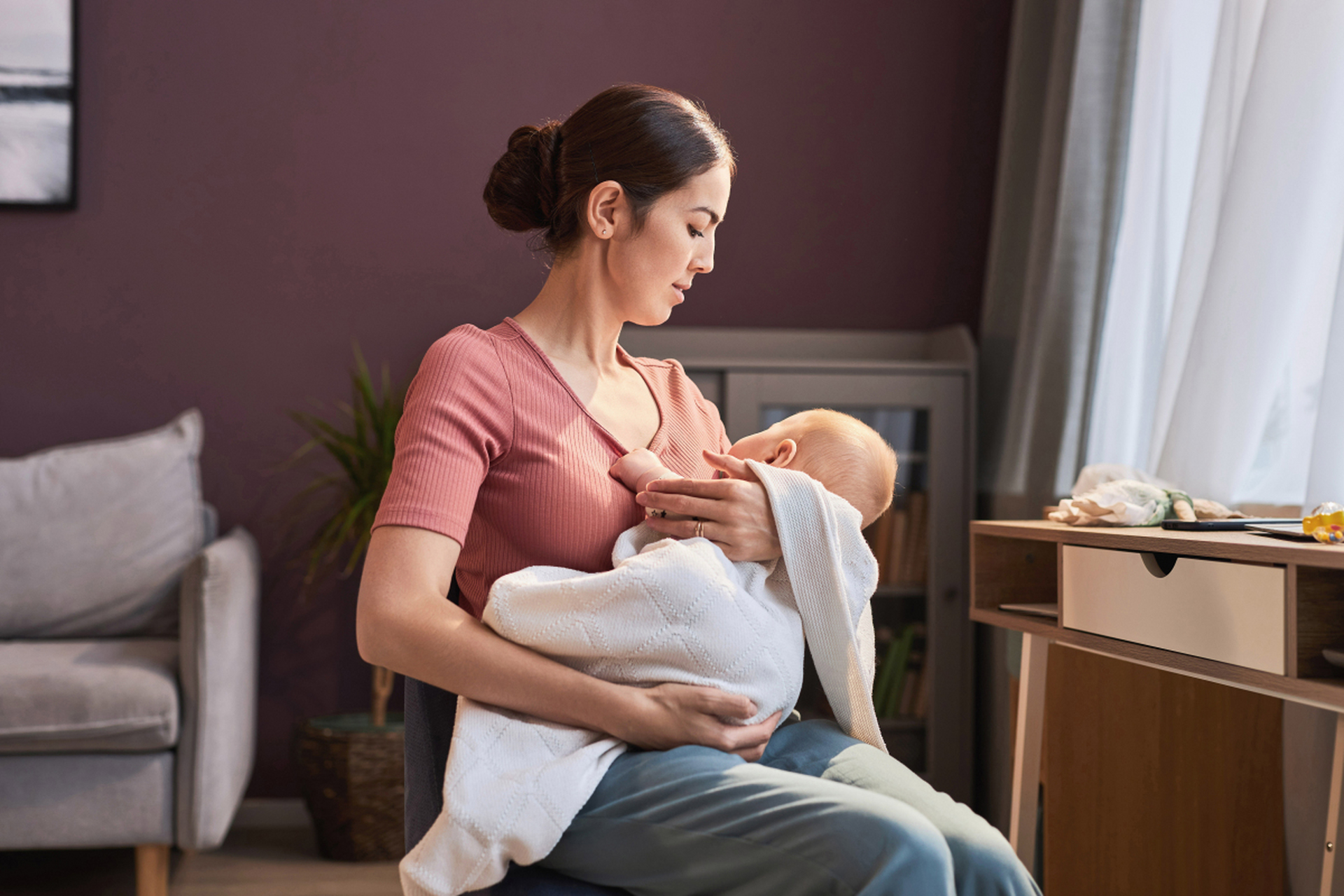 12岁男孩一天三次母乳"断不了",妈妈无奈求医,医生:没法治