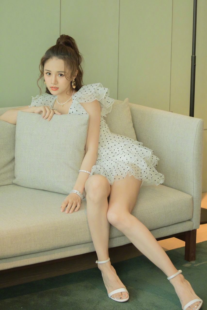 安悦溪 沙发上秀美腿玉足