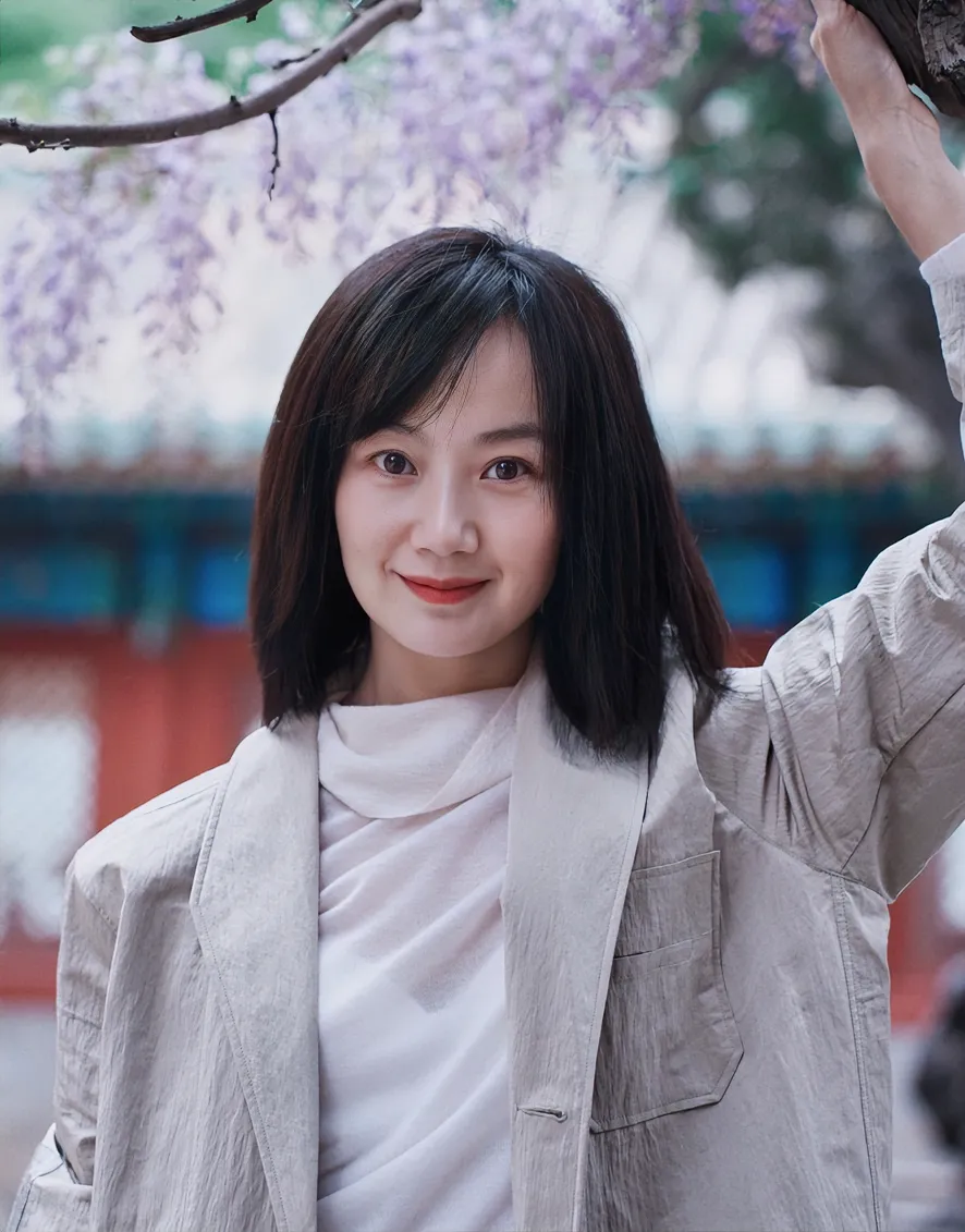 演员战菁一的家庭关系相关信息如下: 一,父母:战菁一出生在平凡家庭