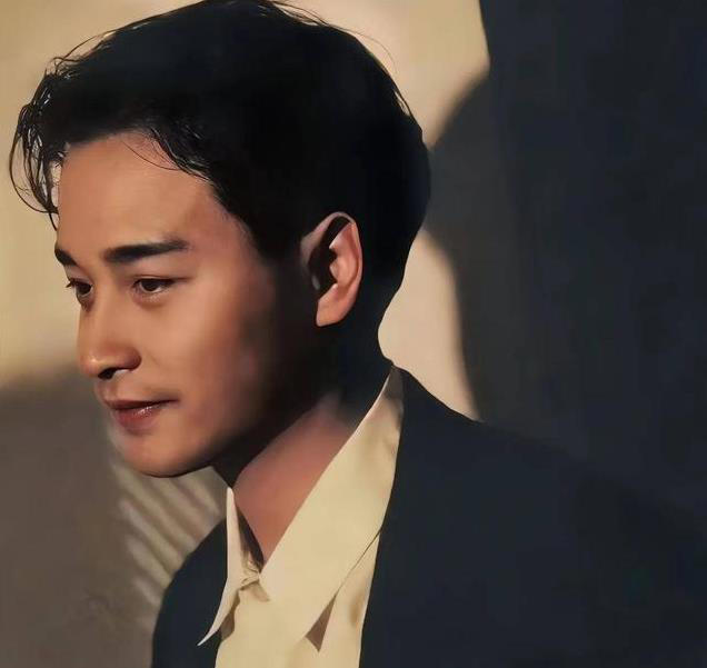 他是时代的光,却比烟火更易碎,张国荣为何至今无人能替?