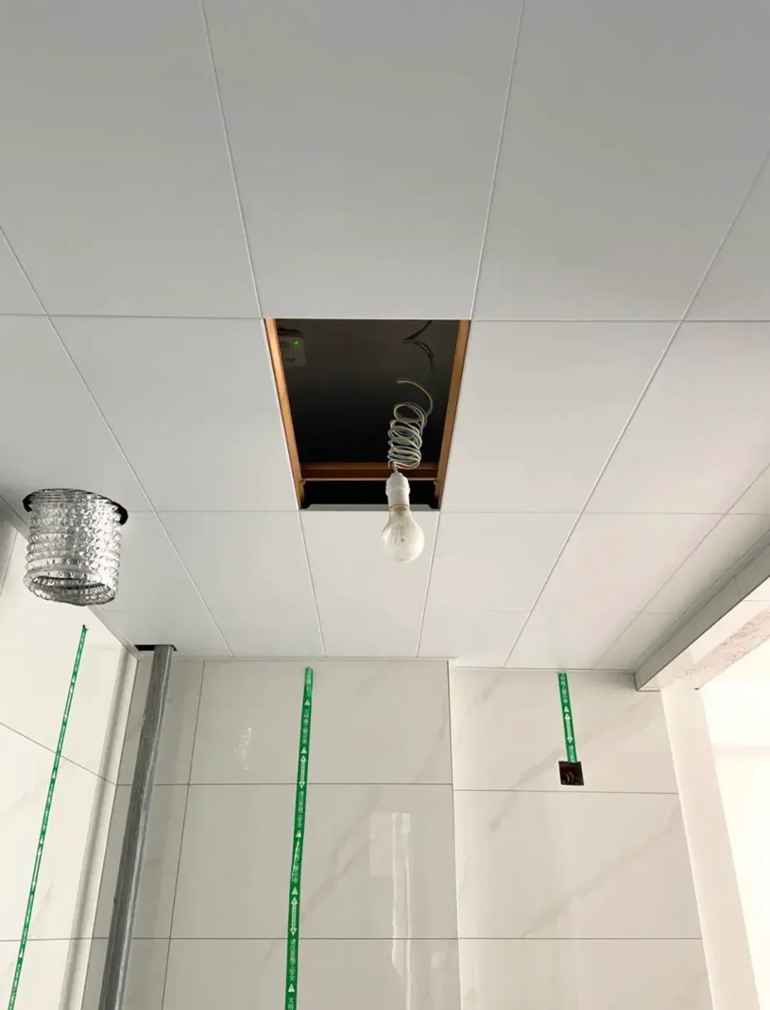 卫生间铝扣板和蜂窝大板吊顶有哪些区别?