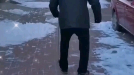 还是劝一下:双手要是有这些表现,就不要拖了,可能是脑梗的表现