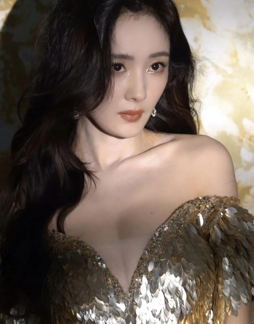 杨幂最近亮相活动时穿了一套简直像是战袍的鎏金礼服,简直是来索命的!