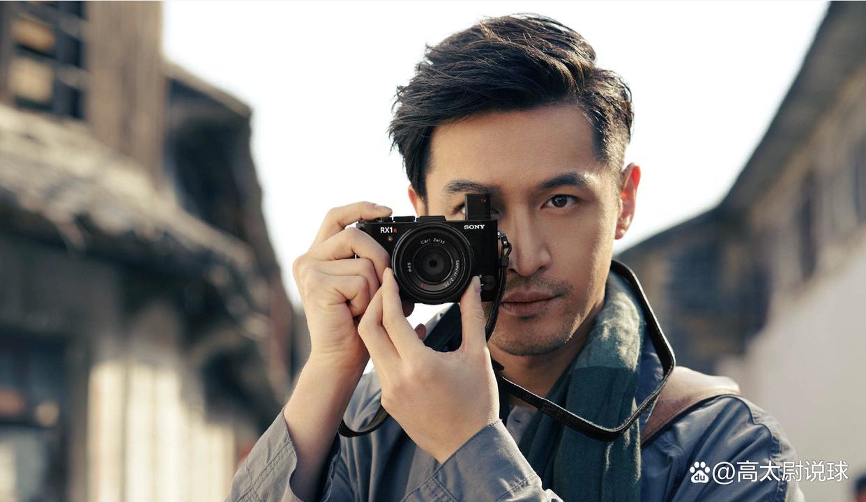 最近有网友在九华山偶遇胡歌全家祈福,两岁女儿小茉莉一句 "爷爷来