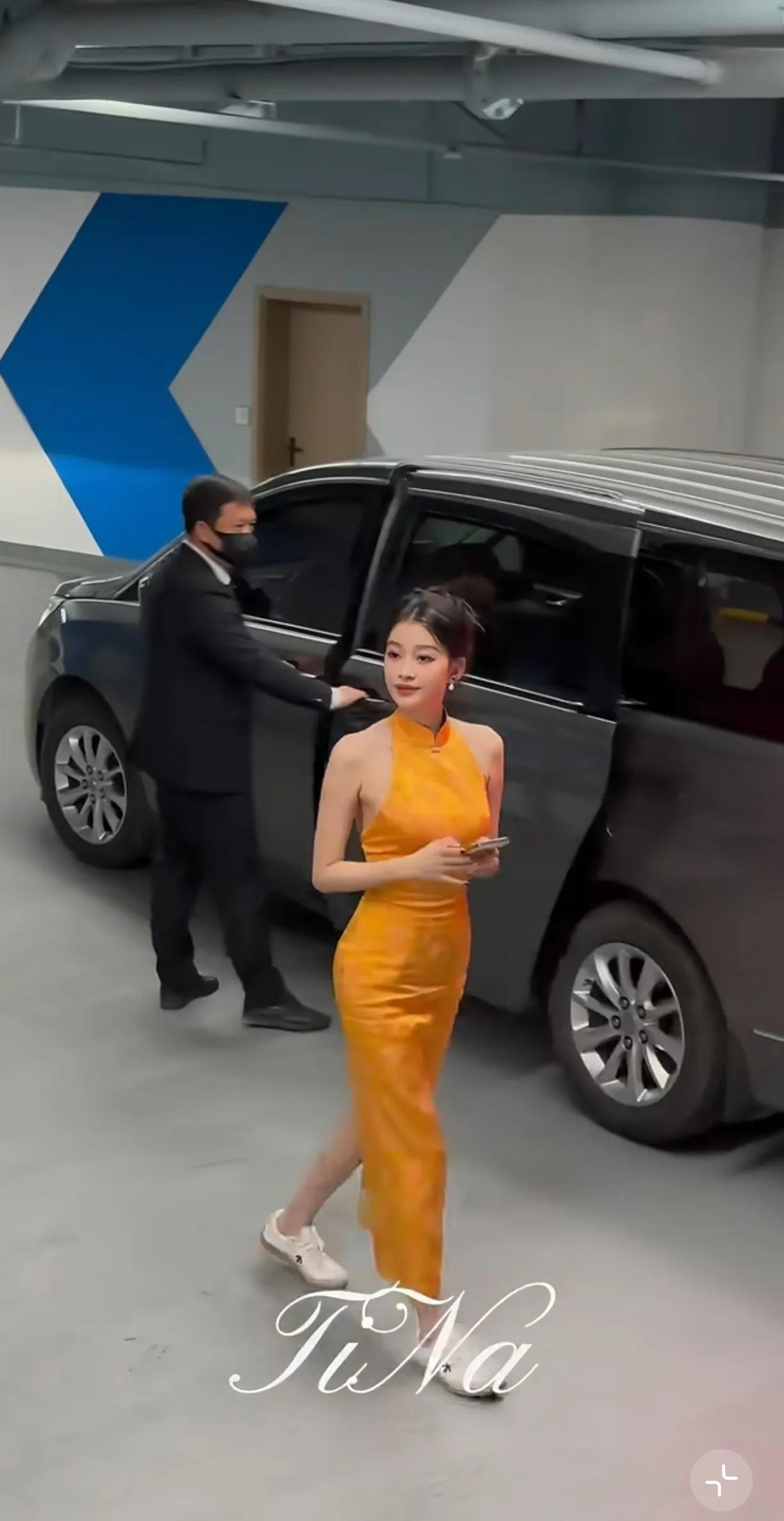 孙怡身材也太绝了,旗袍配平底鞋都凹凸有致,曲线优美好看到不行