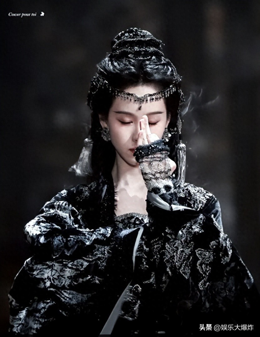 照片中的陈都灵身着一袭黑色古装,简约而不失大气,完美地勾勒出她的