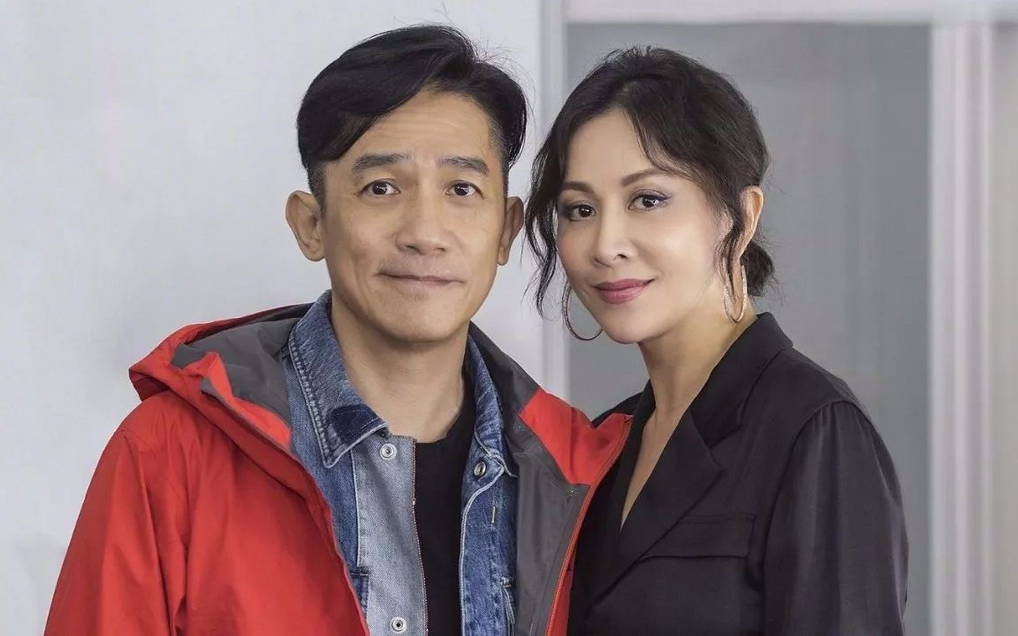 58岁刘嘉玲美爆了!与梁朝伟泰国甜蜜度假,拍照一个霸气一个高冷