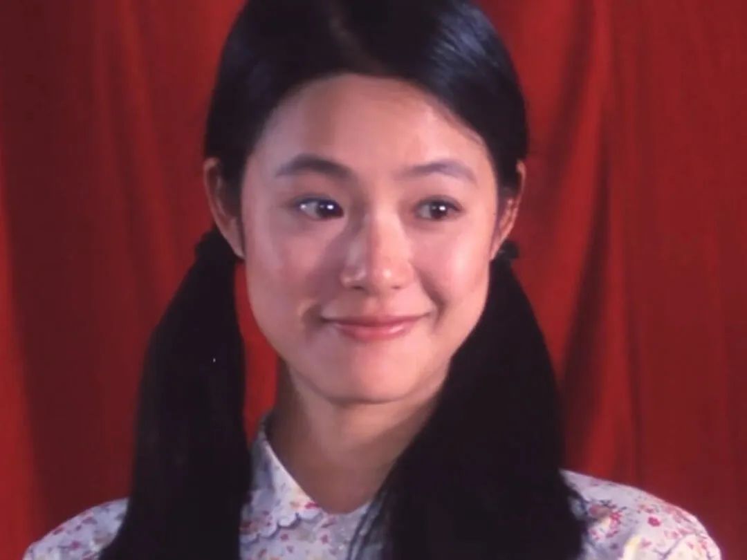 人如其名,淡淡的韵味,早期周韵的表情,娇羞青涩的能把人心都化