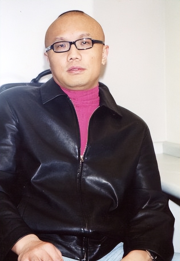 回顾歌星孙国庆:哥哥是歌唱家,父母都去世,他娶平凡妻子现状如何