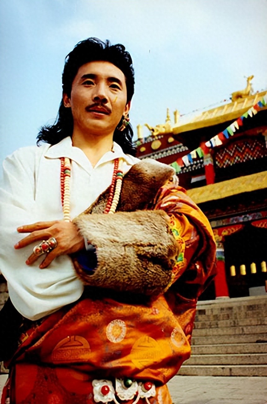 回顾著名歌手容中尔甲:"青歌赛"获银奖,娶服务员做妻子幸福吗?