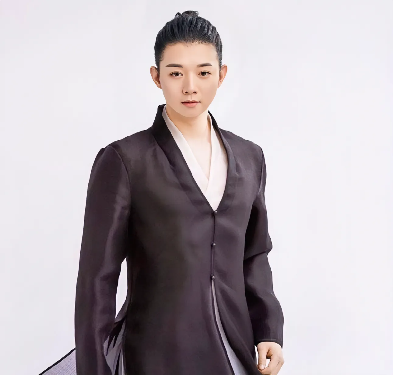 霍尊的家庭关系主要如下: 一,父亲:火风,原名霍烽,是中国内地男歌手