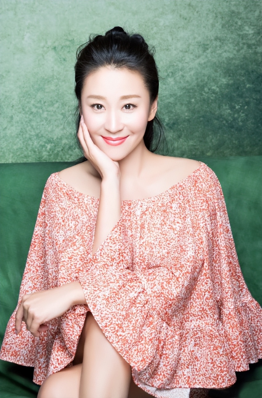 回顾演员苗圃:嫁给大19岁富豪,婚后生龙凤胎,丈夫将她宠成公主