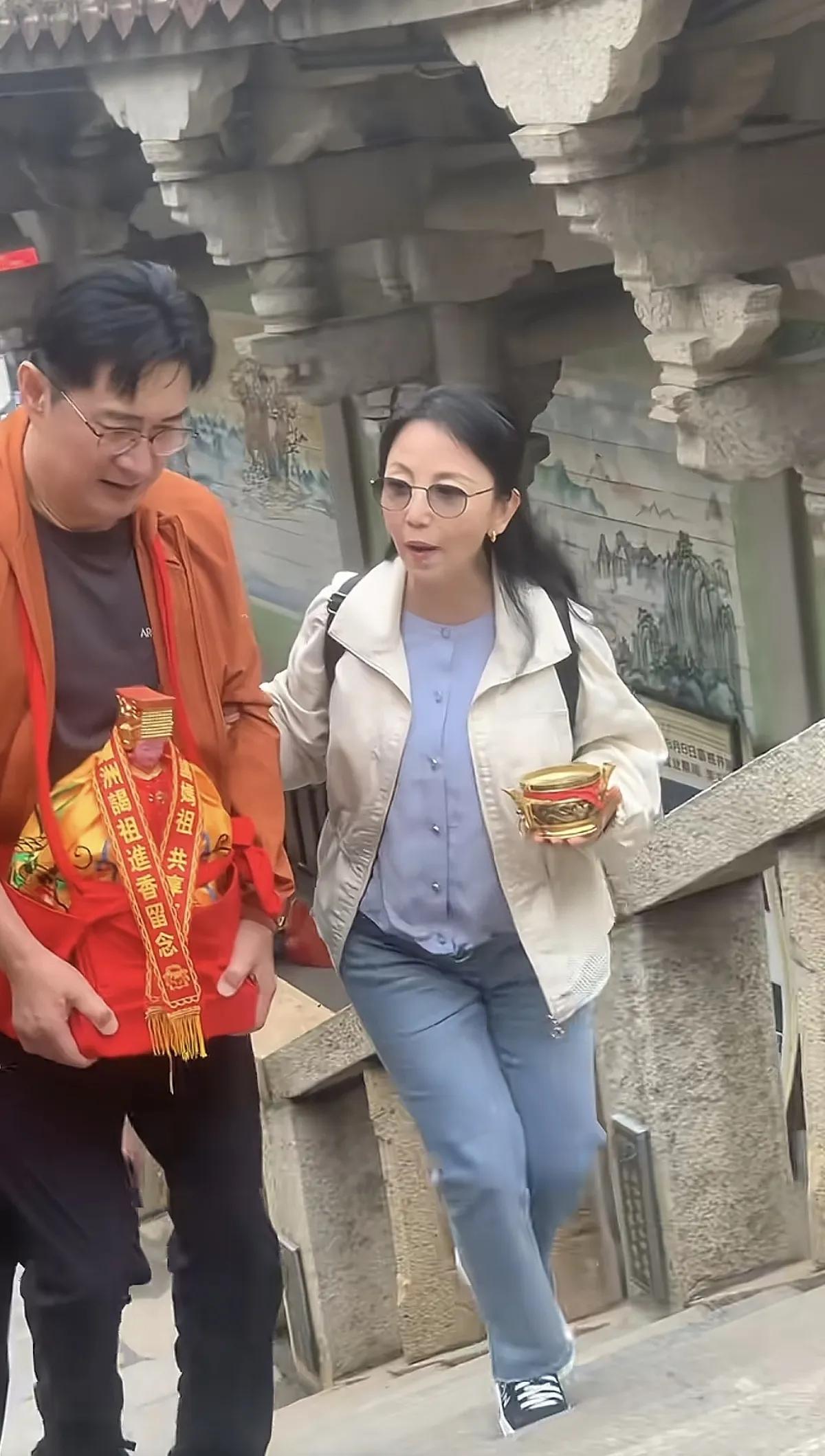 黄安携妻子现身福建莆田湄州妈祖庙拜妈祖,黄安抱着妈祖像好虔诚